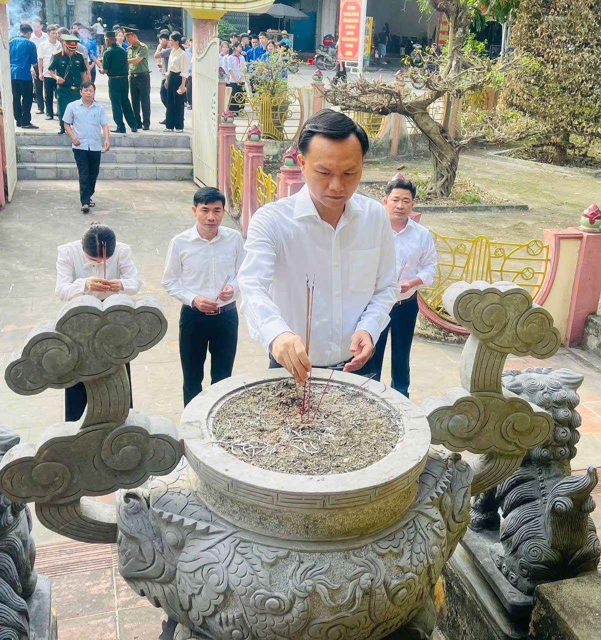 Anh-tin-bai